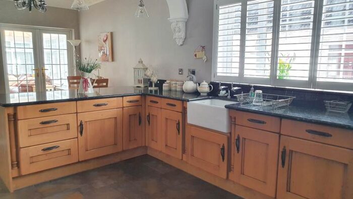 Oak Kitchen with Range Master Cooker & Marble Worktops