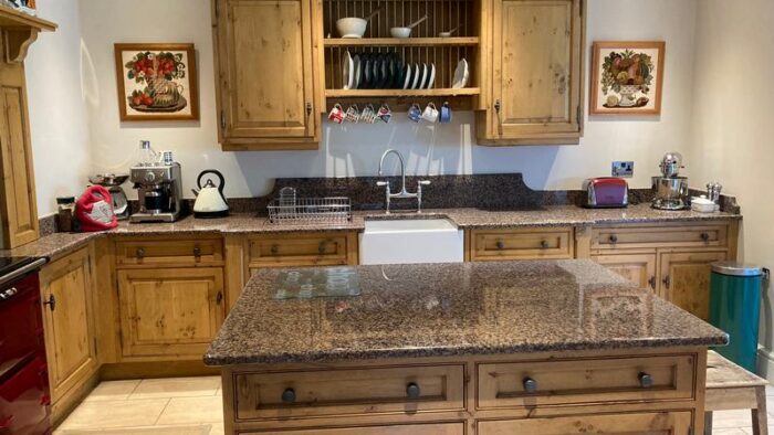 Pippy Catspaw Natural Oak Pilaster Traditional Kitchen Neff Appliances Granite Polished Coral Red 30mm Worktops