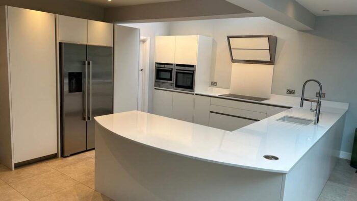 Modern White Handleless Soft Close Kitchen including Peninsula with Breakfast Bar – Neff Siemens Miele Appliances - White Quartz Worktops