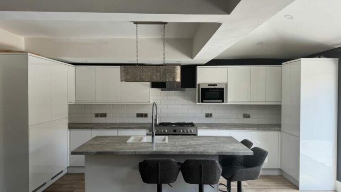 White J Handled Gloss Kitchen with Matching Island – Leisure Lamona Appliances - Laminate Worktops