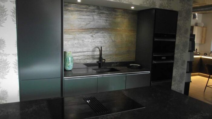 Ex Display Porter Green Handleless Kitchen & Matching Peninsular – Hotpoint Miro Caple Appliances – Worktops with Waterfall Sides - 3832681
