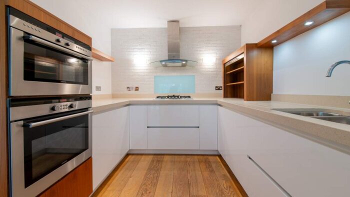 Roundhouse White with Walnut Handleless Soft Close Dovetail Joint Kitchen – Siemens Bosch Neff Appliances – Beige Caesarstone Worktops